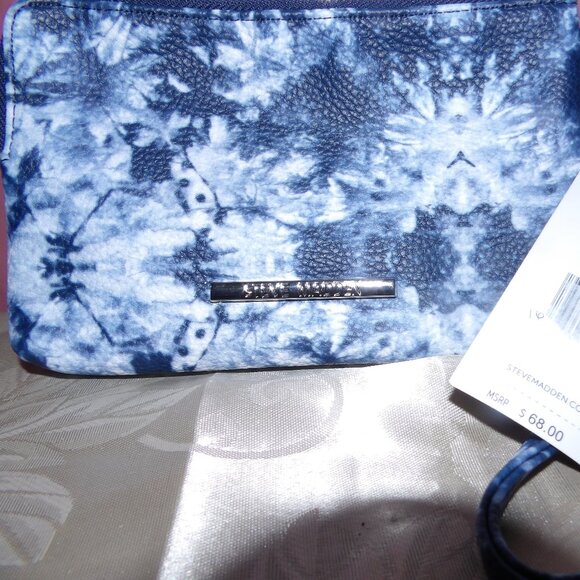 Steve Madden Accessories - Steve Madden Zip Around Wristlet